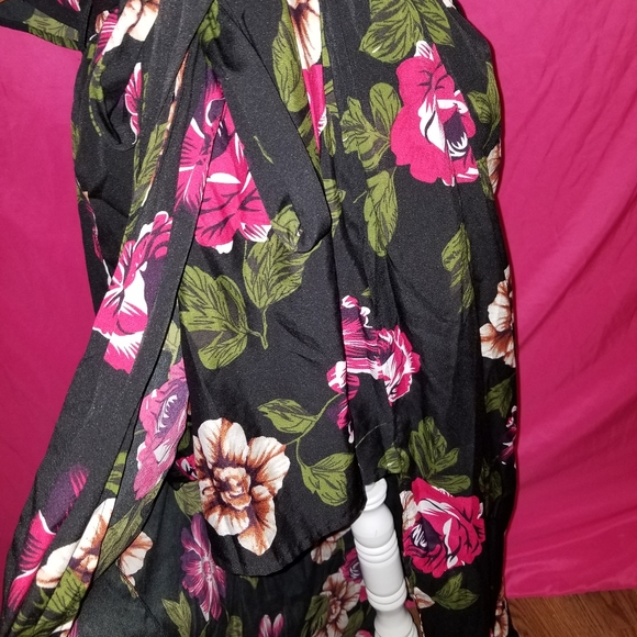 Black with flower print dress open front - Picture 2 of 4